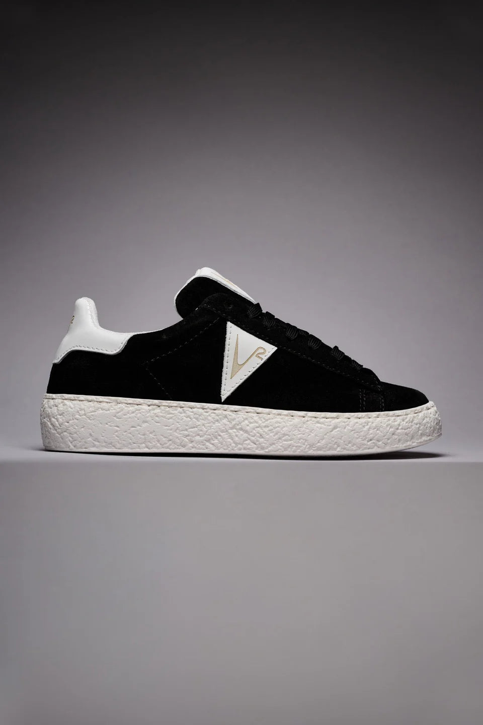 Sneakers V2 in pelle scamosciata nera