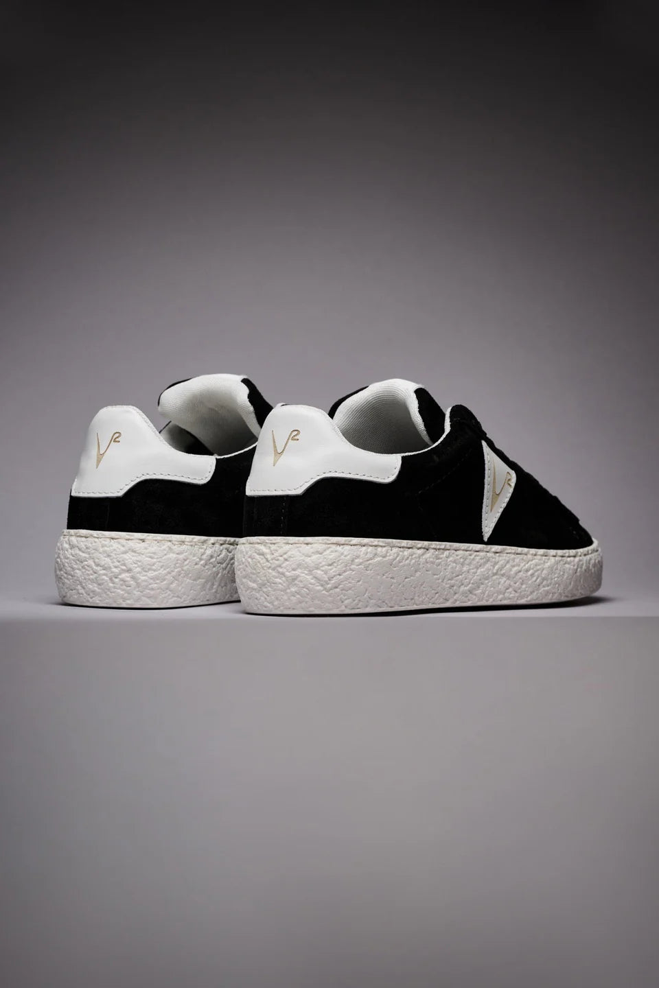 Sneakers V2 in pelle scamosciata nera